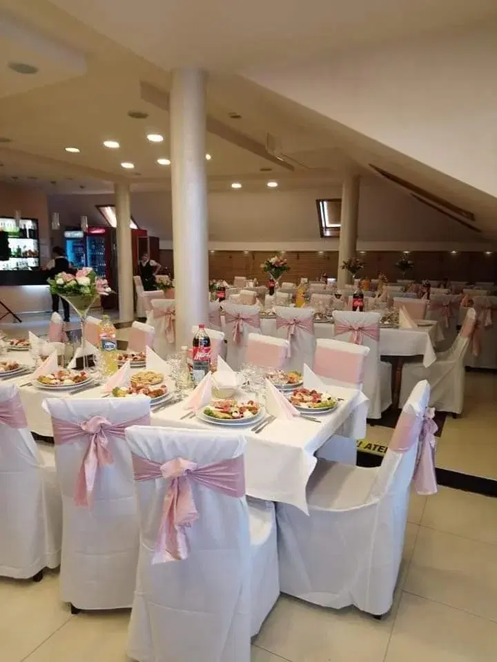 https://honeypot0.s3.amazonaws.com/1702544122271-gallery-RESTAURANT%20LEMNUL%20VERDE%20%282%29.webp