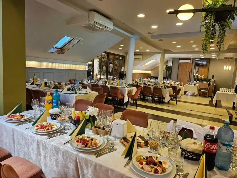 https://honeypot0.s3.amazonaws.com/1702544123730-gallery-RESTAURANT%20LEMNUL%20VERDE%20%284%29.webp