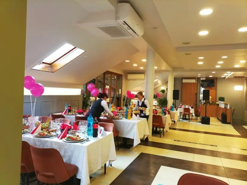 https://honeypot0.s3.amazonaws.com/1702544125528-gallery-RESTAURANT%20LEMNUL%20VERDE%20%286%29.webp