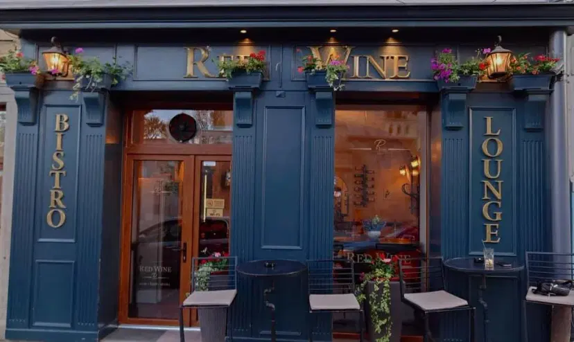https://honeypot0.s3.amazonaws.com/1702544711887-gallery-RED%20WINE%20BISTRO%20%286%29.webp