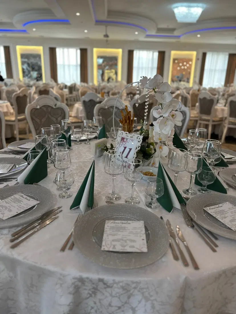 https://honeypot0.s3.amazonaws.com/1702547772906-gallery-NICK%20BALLROOM%20%284%29.webp