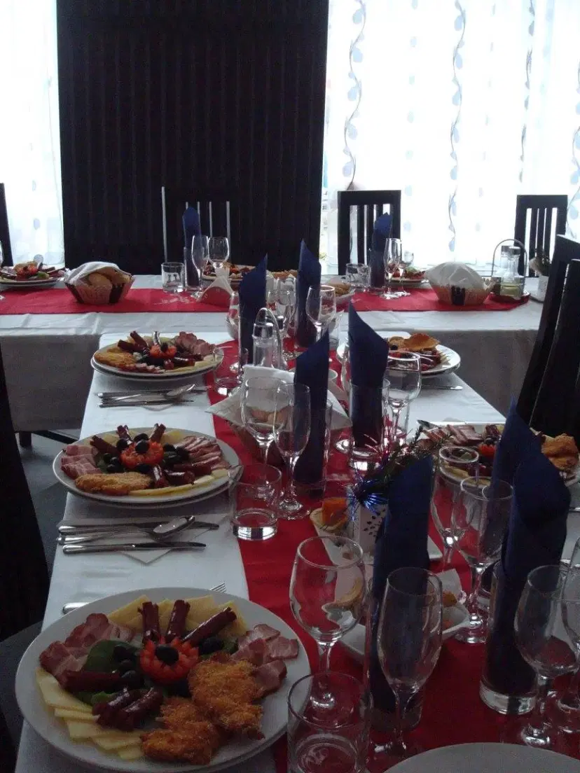 https://honeypot0.s3.amazonaws.com/1702555818914-gallery-RESTAURANT%20RUSALCA%20%283%29.webp