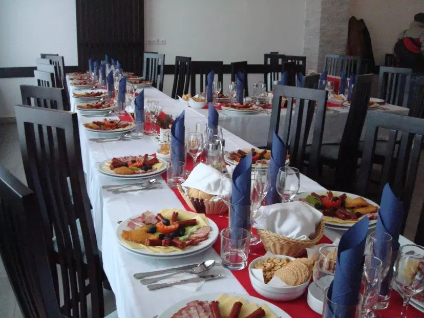 https://honeypot0.s3.amazonaws.com/1702555819998-gallery-RESTAURANT%20RUSALCA%20%284%29.webp