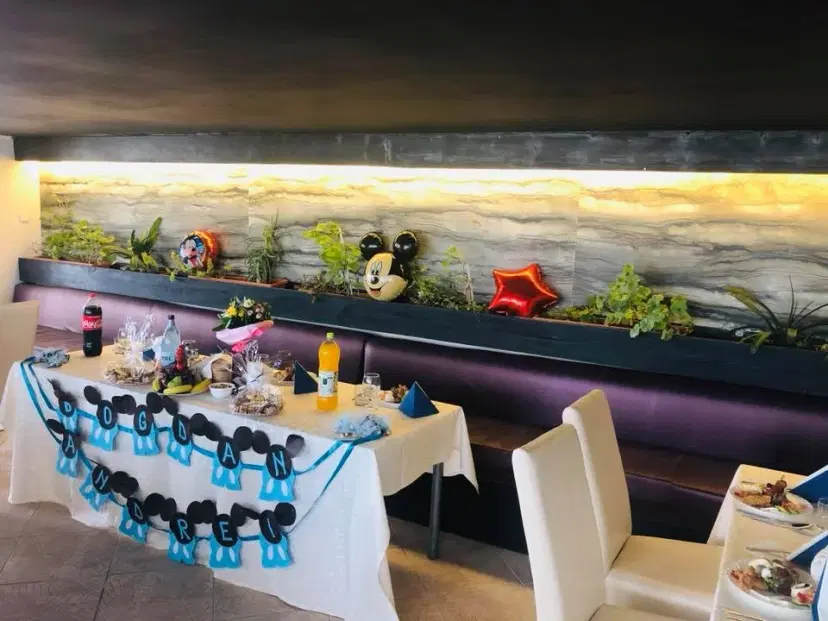 https://honeypot0.s3.amazonaws.com/1702558157569-gallery-RESTAURANT%20FLAMINGO%20%286%29.webp