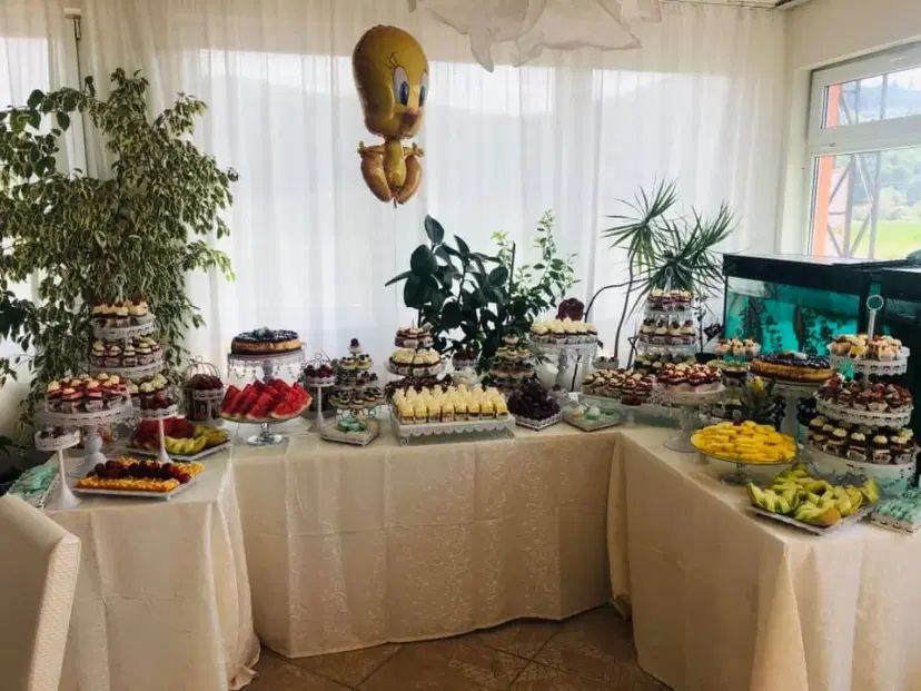 https://honeypot0.s3.amazonaws.com/1702558158933-gallery-RESTAURANT%20FLAMINGO%20%288%29.webp