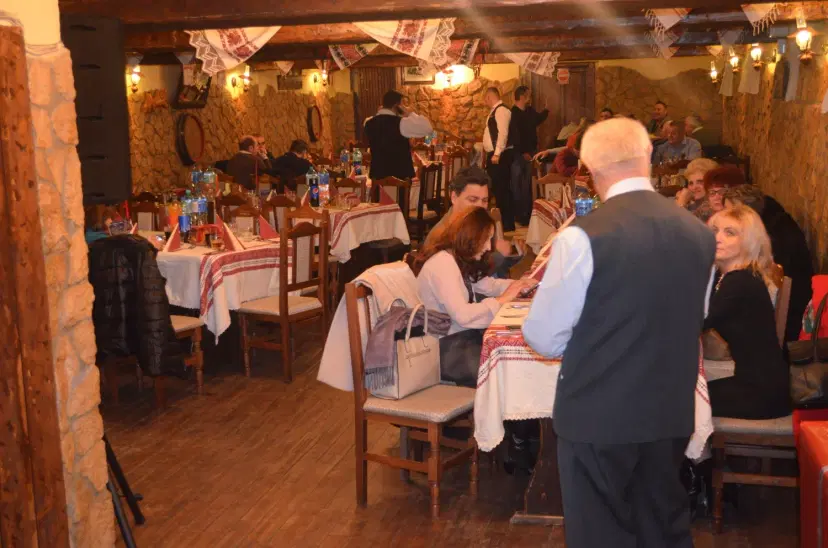https://honeypot0.s3.amazonaws.com/1702633447497-gallery-RESTAURANT%20VALACHIA%20%288%29.webp