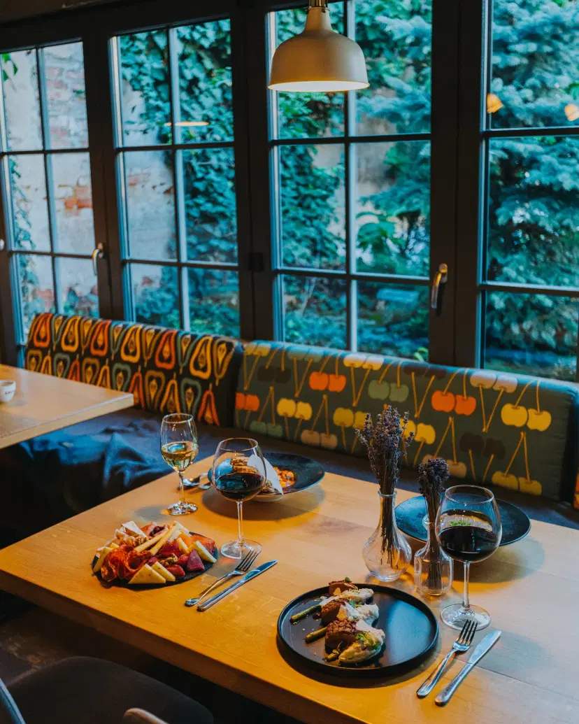 https://honeypot0.s3.amazonaws.com/1702656828364-gallery-RESTAURANT%20LIVADA%20%283%29.webp