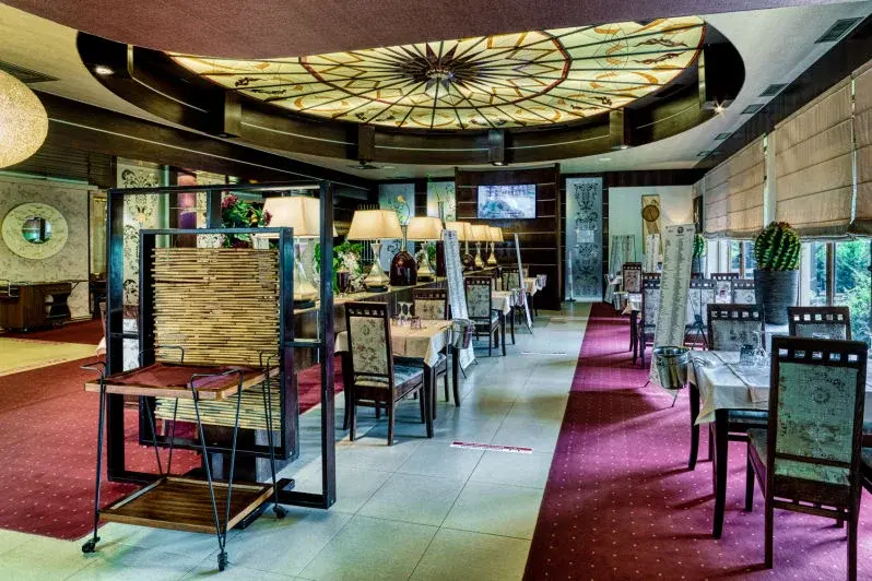 https://honeypot0.s3.amazonaws.com/1702708160093-gallery-RESTAURANT%20MARCO%20POLO%20%285%29.webp