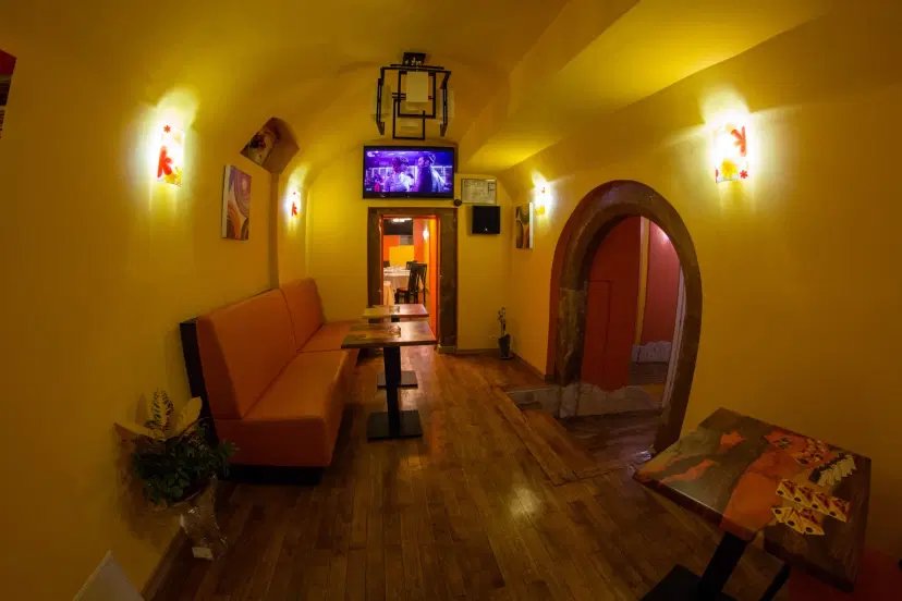 https://honeypot0.s3.amazonaws.com/1702710352943-gallery-RESTAURANT%20LA%20MOVIDA%20%284%29.webp