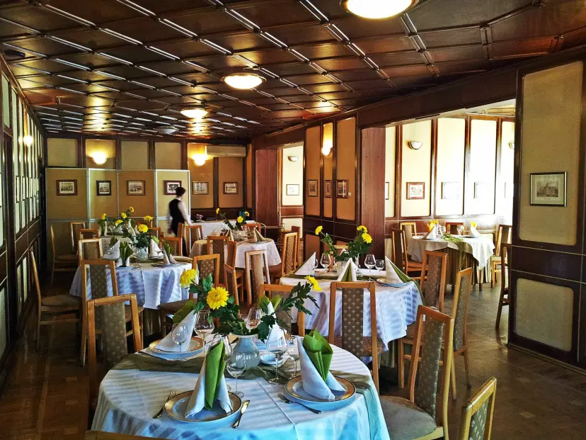 https://honeypot0.s3.amazonaws.com/1703246278685-gallery-RESTAURANT%20CLUB%20SELECT%20%283%29.webp