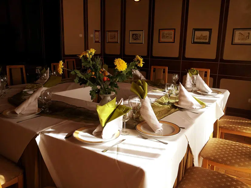 https://honeypot0.s3.amazonaws.com/1703246279736-gallery-RESTAURANT%20CLUB%20SELECT%20%284%29.webp