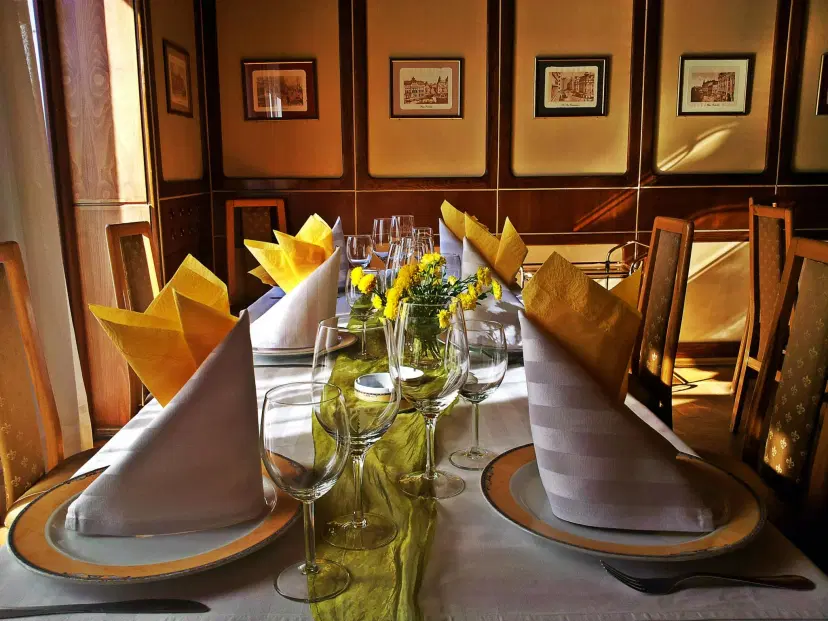 https://honeypot0.s3.amazonaws.com/1703246282237-gallery-RESTAURANT%20CLUB%20SELECT%20%286%29.webp