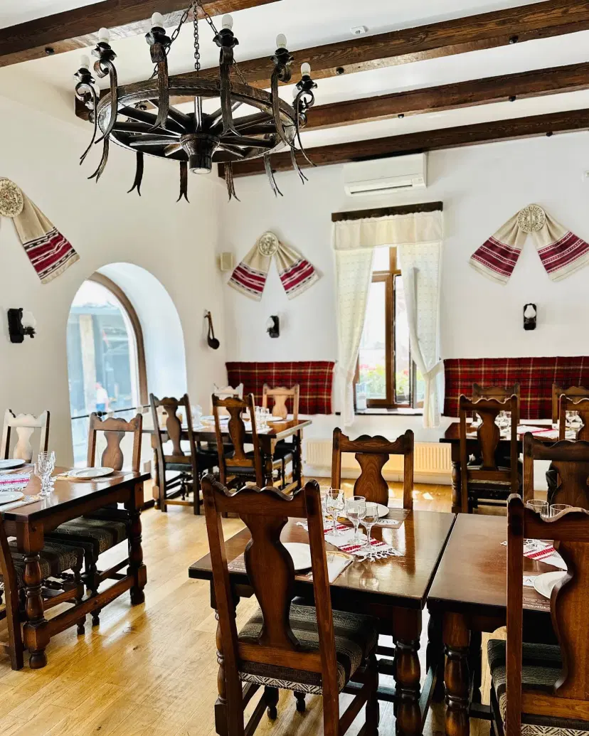 https://honeypot0.s3.amazonaws.com/1703255391267-gallery-RESTAURANT%20VATRA%20%284%29.webp