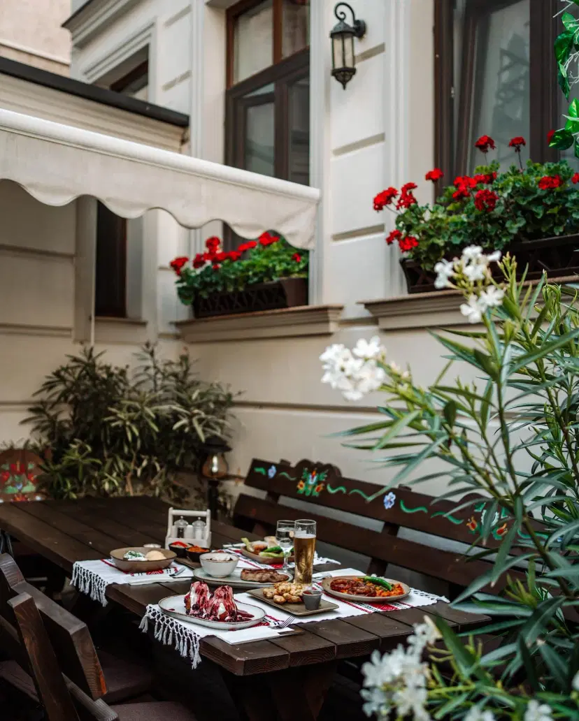 https://honeypot0.s3.amazonaws.com/1703255392113-gallery-RESTAURANT%20VATRA%20%285%29.webp