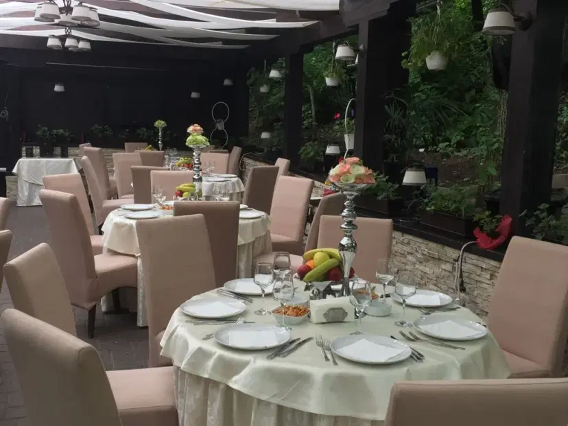 https://honeypot0.s3.amazonaws.com/1703843661335-gallery-RESTAURANT%20DINES%20%282%29.webp