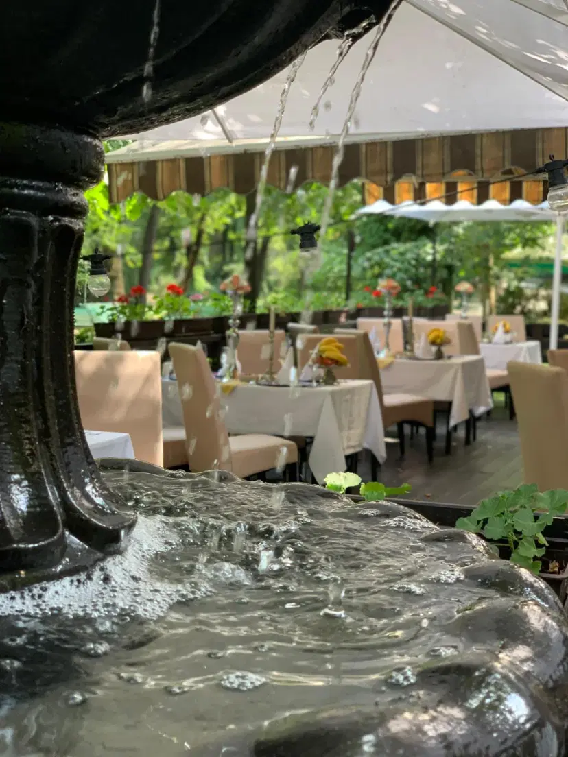 https://honeypot0.s3.amazonaws.com/1703843663827-gallery-RESTAURANT%20DINES%20%285%29.webp