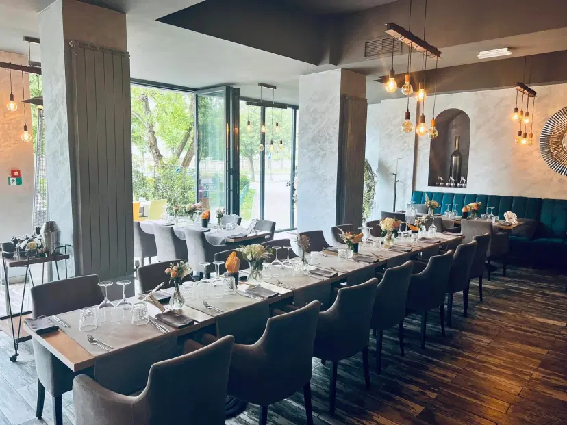 https://honeypot0.s3.amazonaws.com/1703856822973-gallery-RESTAURANT%20ALLUCINANTE%20%20%283%29.webp