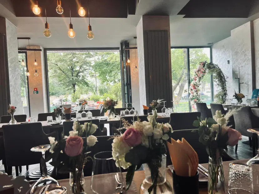 https://honeypot0.s3.amazonaws.com/1703856823860-gallery-RESTAURANT%20ALLUCINANTE%20%20%284%29.webp