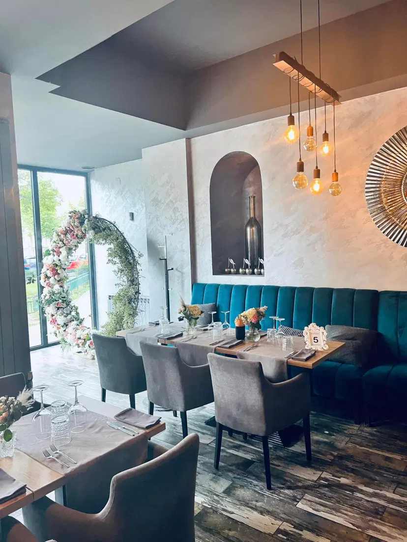https://honeypot0.s3.amazonaws.com/1703856825872-gallery-RESTAURANT%20ALLUCINANTE%20%20%286%29.webp