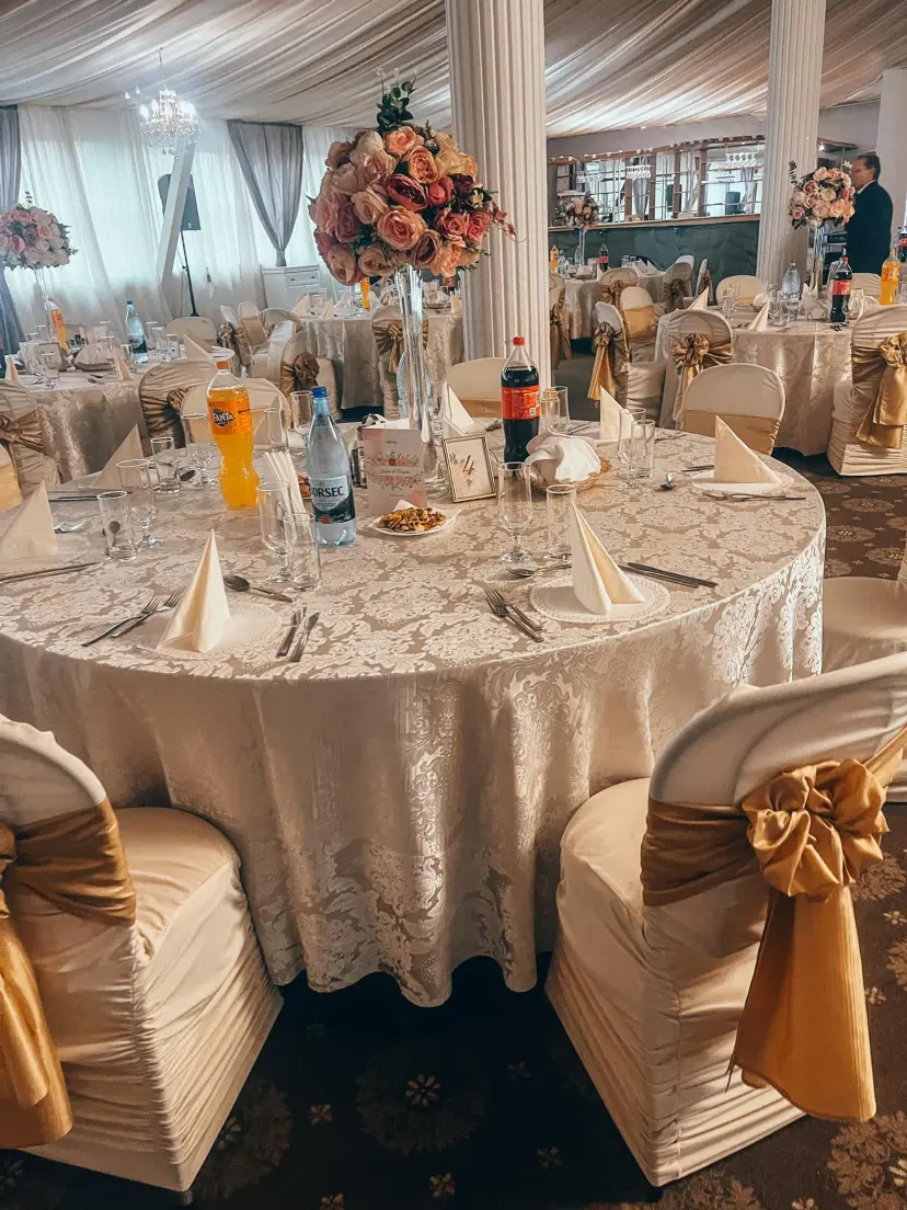 https://honeypot0.s3.amazonaws.com/1704366625192-gallery-RESTAURANT%20%20Aurora%20%2810%29.webp