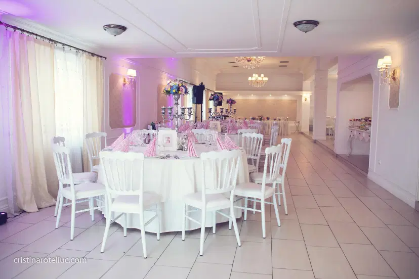 https://honeypot0.s3.amazonaws.com/1704367163698-gallery-HOTEL%20ARIZONA%20%285%29.webp