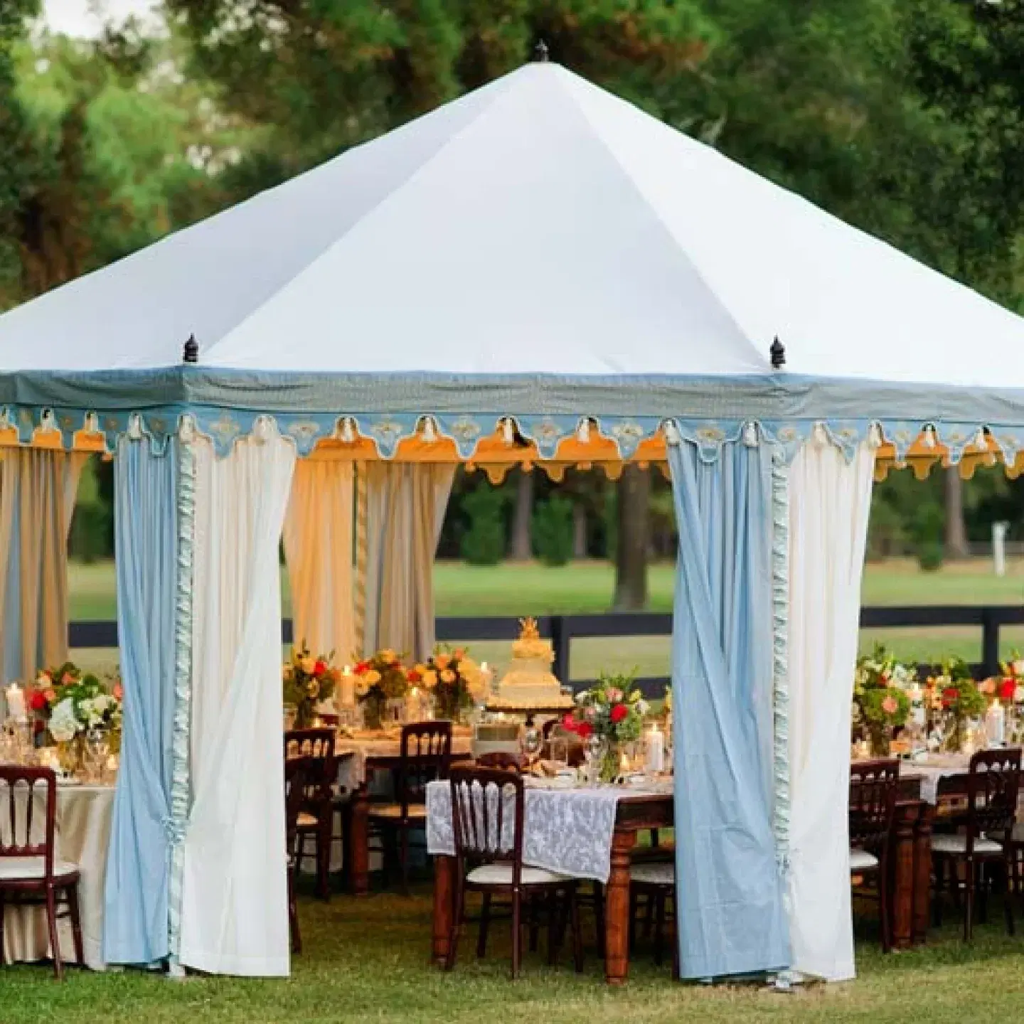 Un cort elegant pentru nunți, oferit de Weddingo.ro, creând un decor de basm pentru nunta ta.
