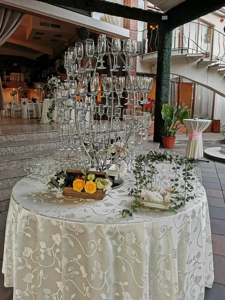 https://honeypot0.s3.amazonaws.com/1704577382719-gallery-restaurant-rustic%20%281%29.webp