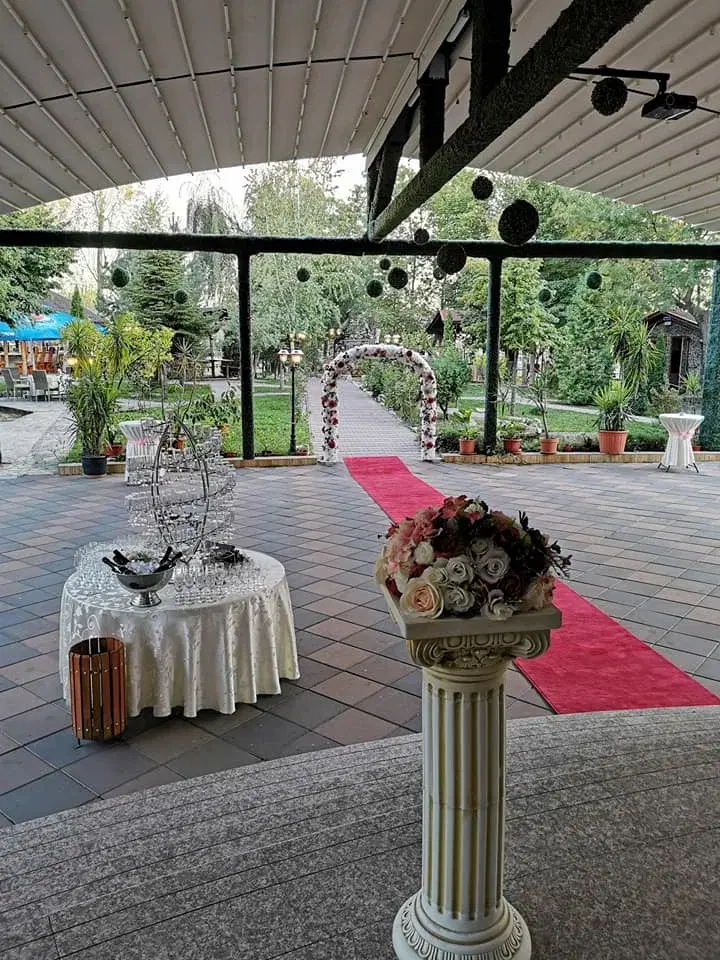 https://honeypot0.s3.amazonaws.com/1704577383595-gallery-restaurant-rustic%20%282%29.webp