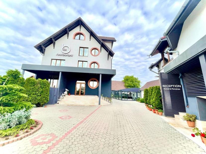 https://honeypot0.s3.amazonaws.com/gallery/1738664503242-gallery-Hotel%20Bliss%20%2810%29.jpg