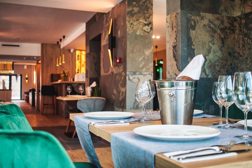 https://honeypot0.s3.amazonaws.com/gallery/1740149228382-gallery-hotelul-domnitei-restaurant-12.jpg