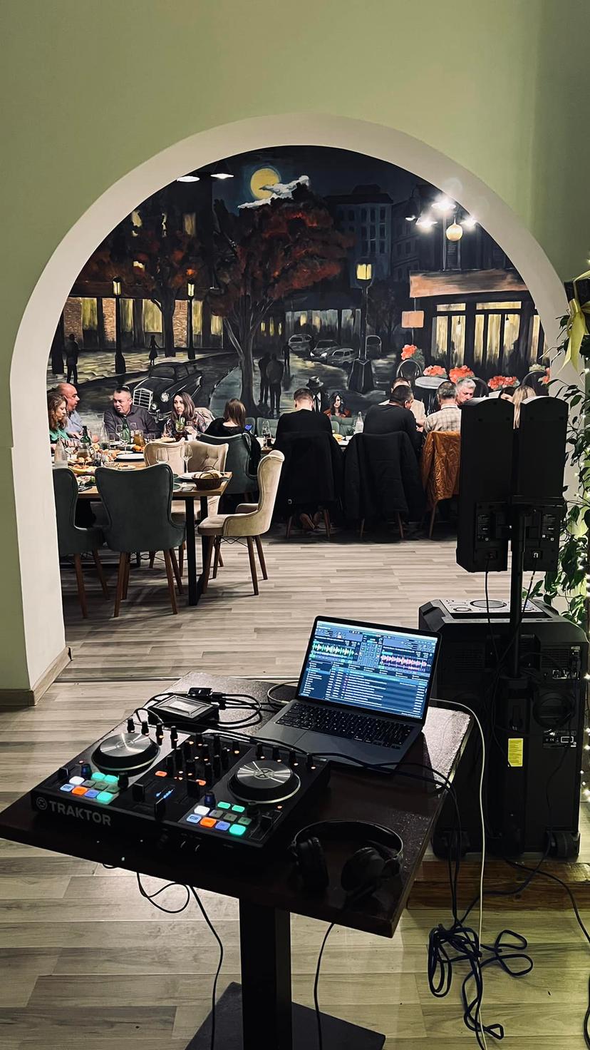 https://honeypot0.s3.amazonaws.com/gallery/1740655951839-gallery-Fams%20Restaurant%20%20%284%29.jpg