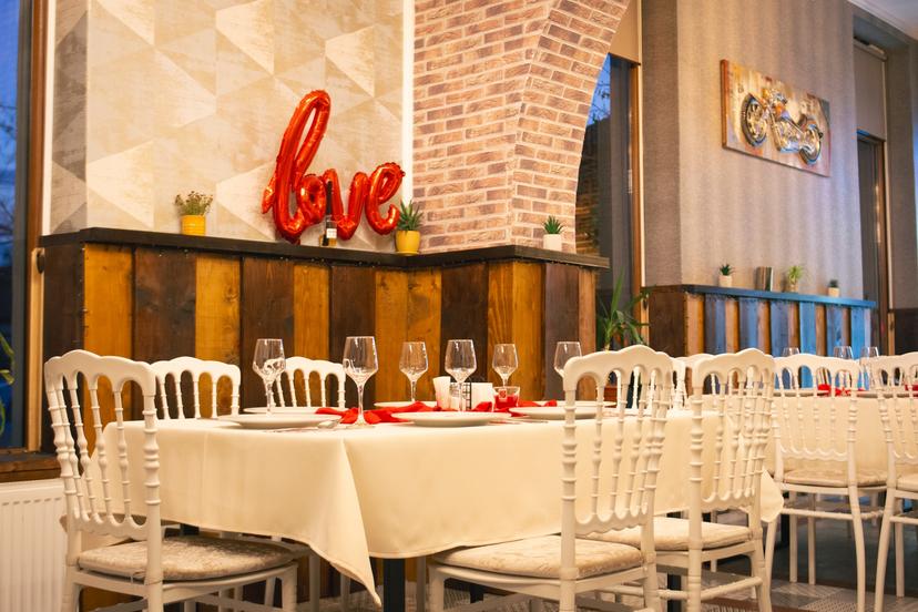 https://honeypot0.s3.amazonaws.com/gallery/1740655952017-gallery-Fams%20Restaurant%20%20%286%29.jpg