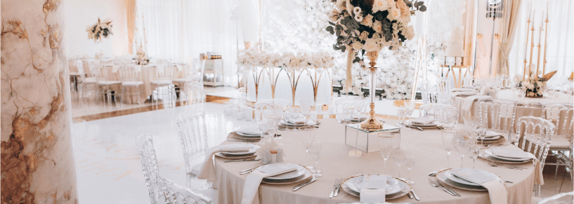 Masa de restaurant elegant pregătită pentru nuntă, cu decorațiuni rafinate și aranjament floral impresionant, reflectând atmosfera sofisticată a locațiilor de top pentru nunți. Descoperă mai multe pe Weddingo.ro.
