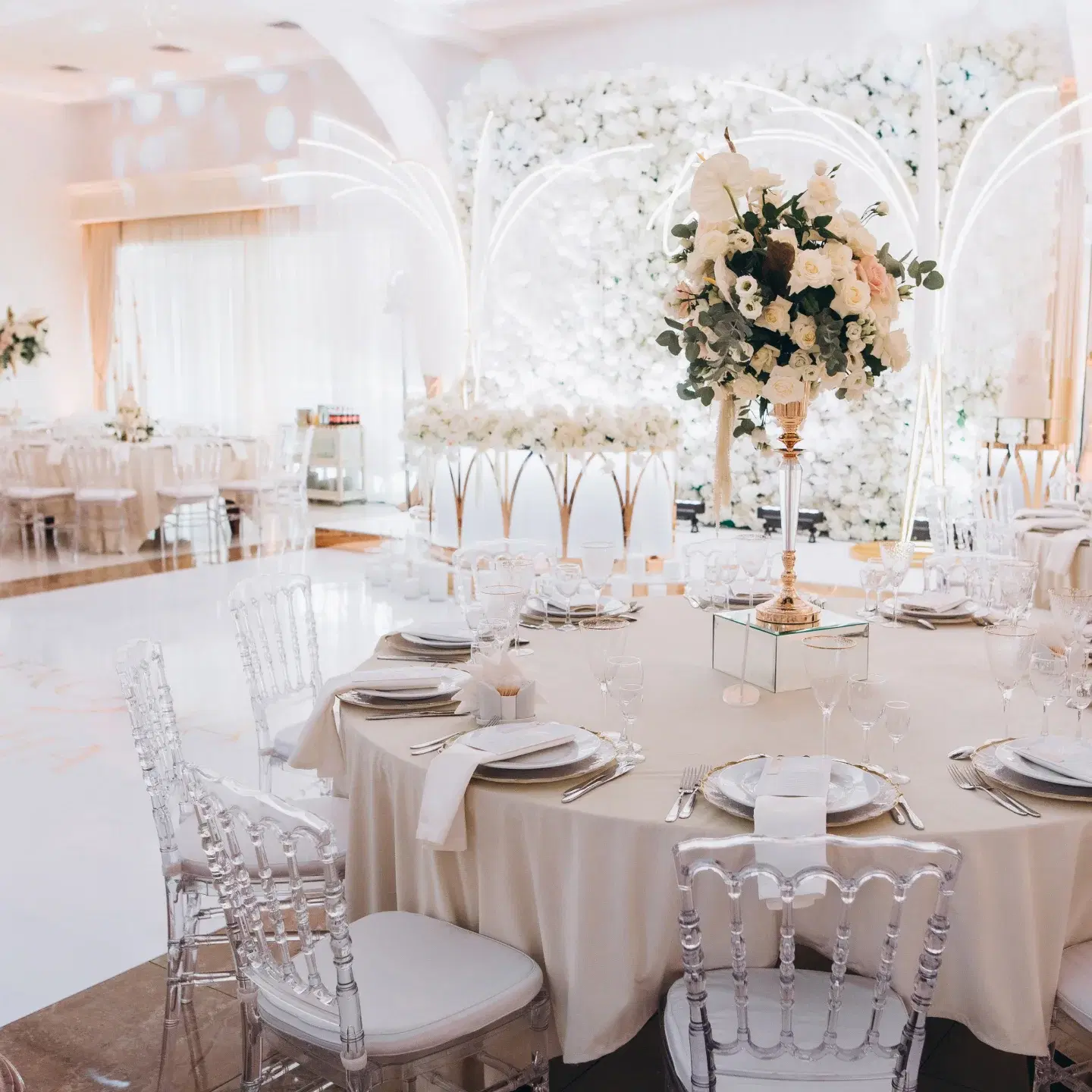 Salon de evenimente elegant, perfect pentru organizarea de nunți și recepții de lux.