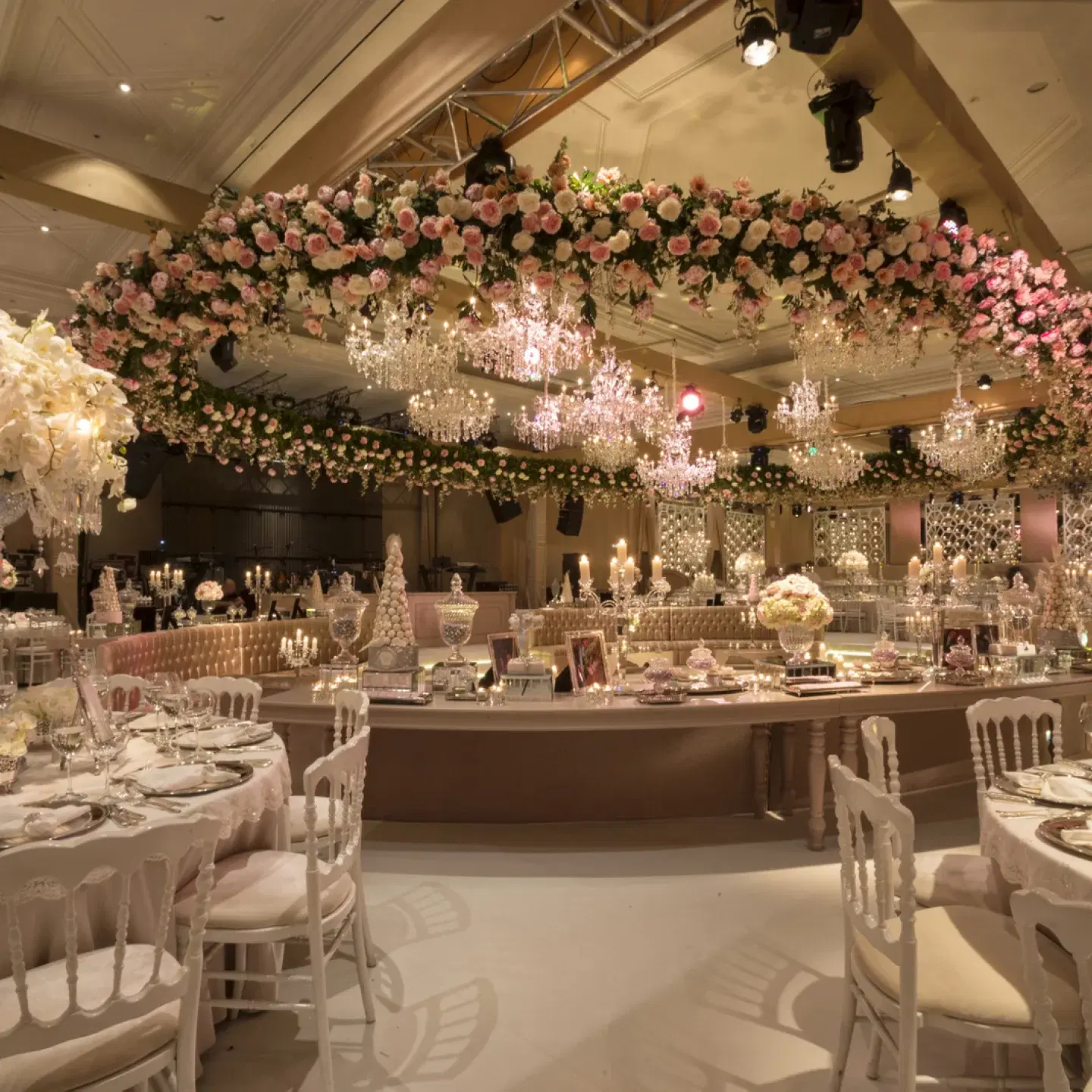 Salon de evenimente elegant de la Weddingo.ro, ideal pentru nunți și recepții de lux.